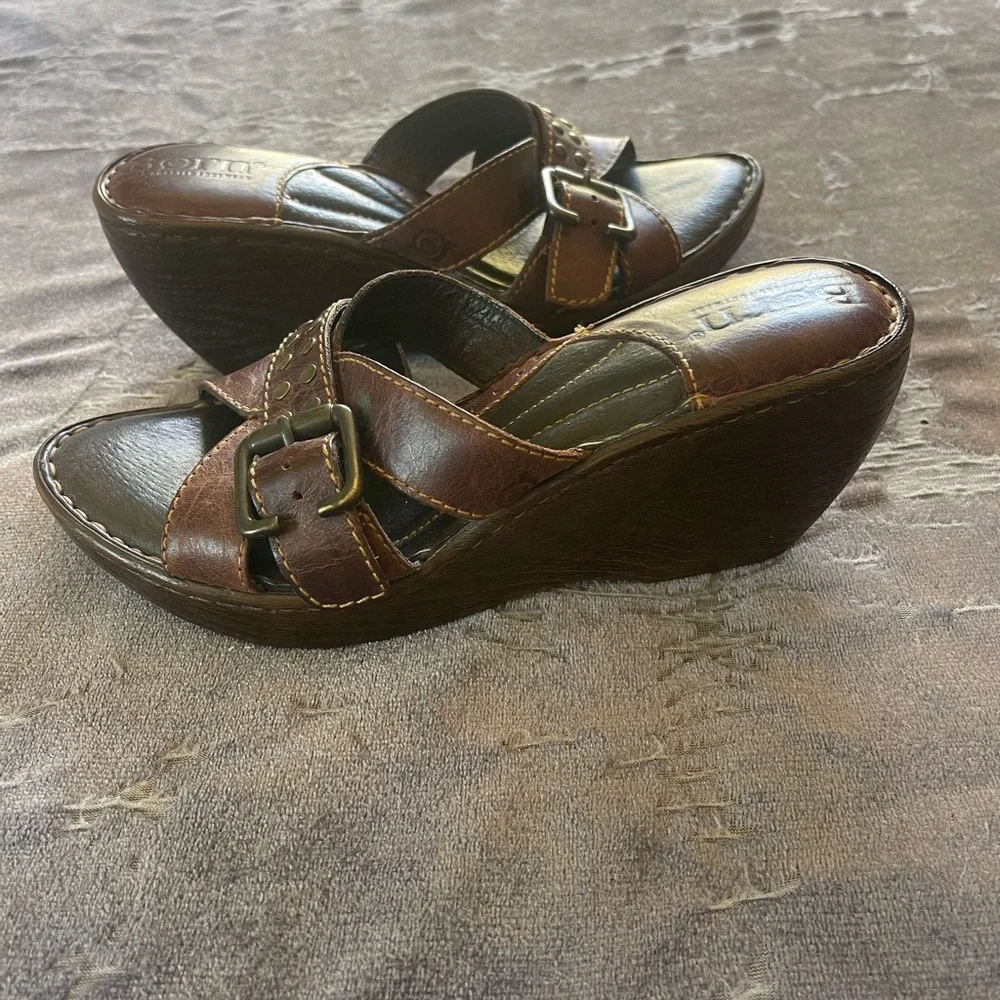 Born Leather Wedge Sandals Brown Studded Buckle Comfort Slide Women’s Size 5.5–6 - Picture 3 of 4